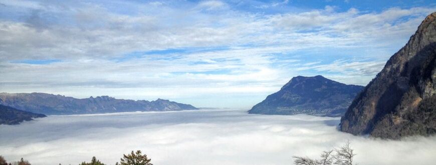 Wandern über dem nebel